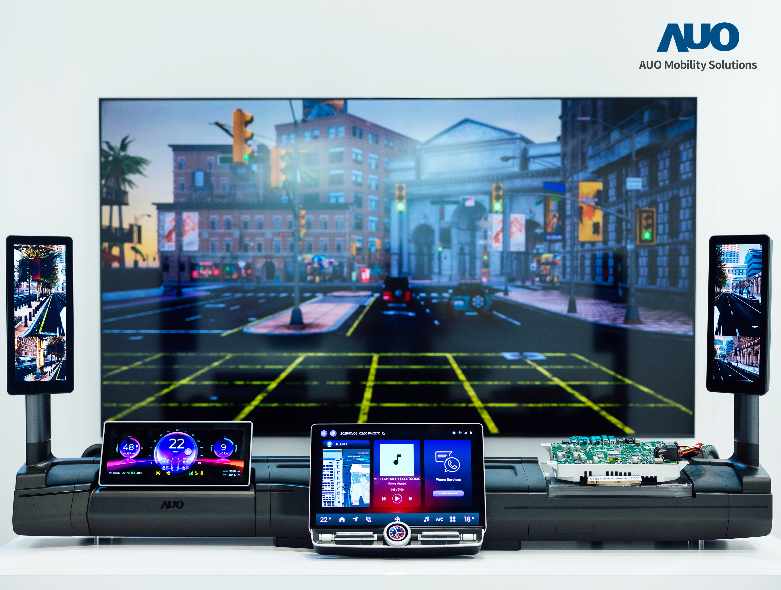 友達智慧移動推出智慧座艙域控平台，支援CDC、分區架構並整合AI運算模組，提供智慧體感與座艙互動功能，驅動個人化座艙功能全面升級。