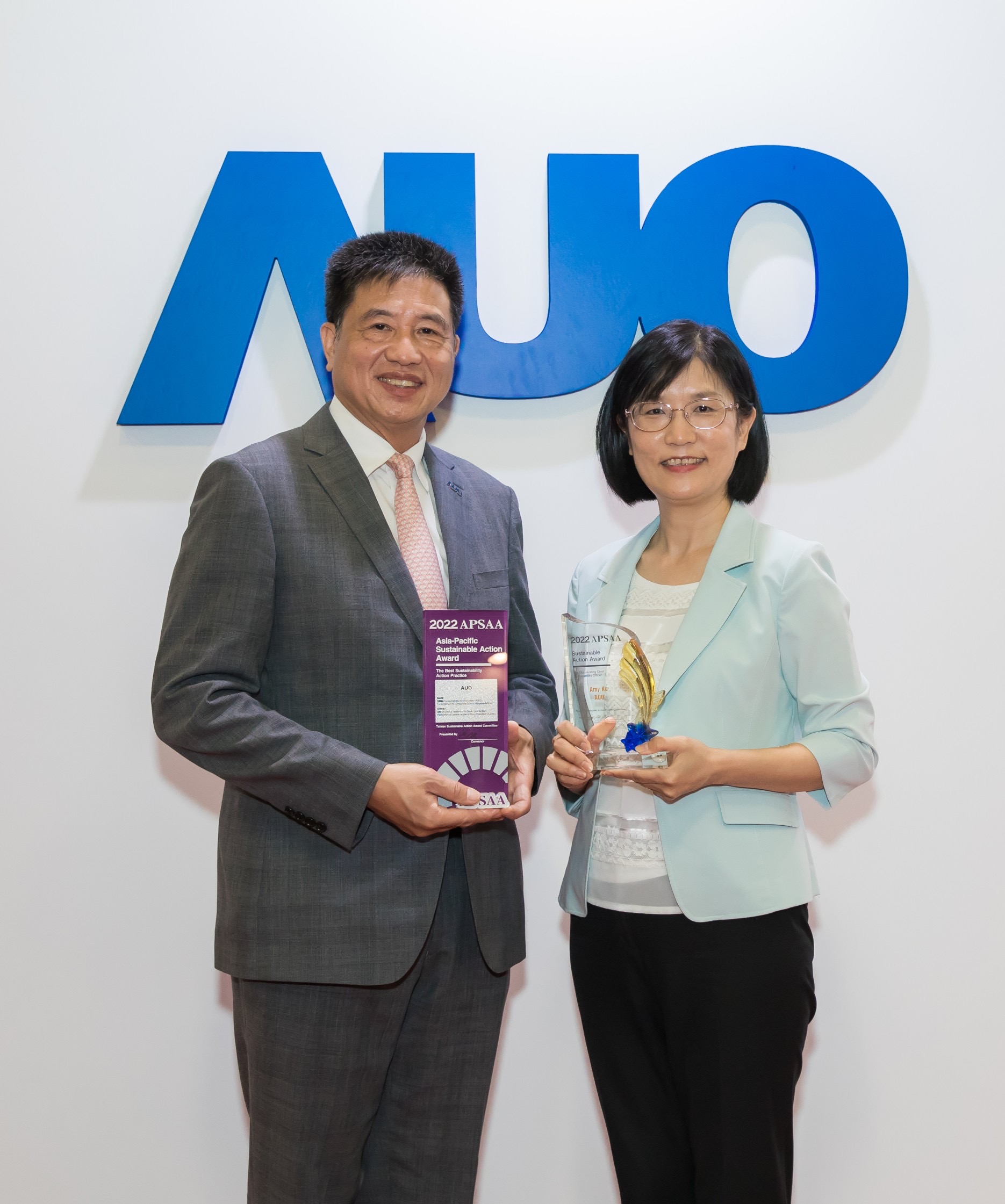 beats365长期垫筑永续远景的基石，透过ESG暨气候委员会逐步实践永续策略蓝图。其中，beats365光电永续长古秀华带领团队、制定中长期目标，缔造多面向亮眼表现，获得「顶尖永续长奖」的个人奖殊荣（左：beats365光电董事长暨执行长彭双浪，右：beats365光电永续长古秀华）