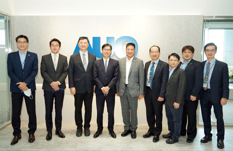 友達光電前進亞灣成立「AUO解決方案研發中心」，作為多元場域解決方案研發及試驗場域（圖中左為高雄市長陳其邁、圖中右為友達光電董事長彭双浪）