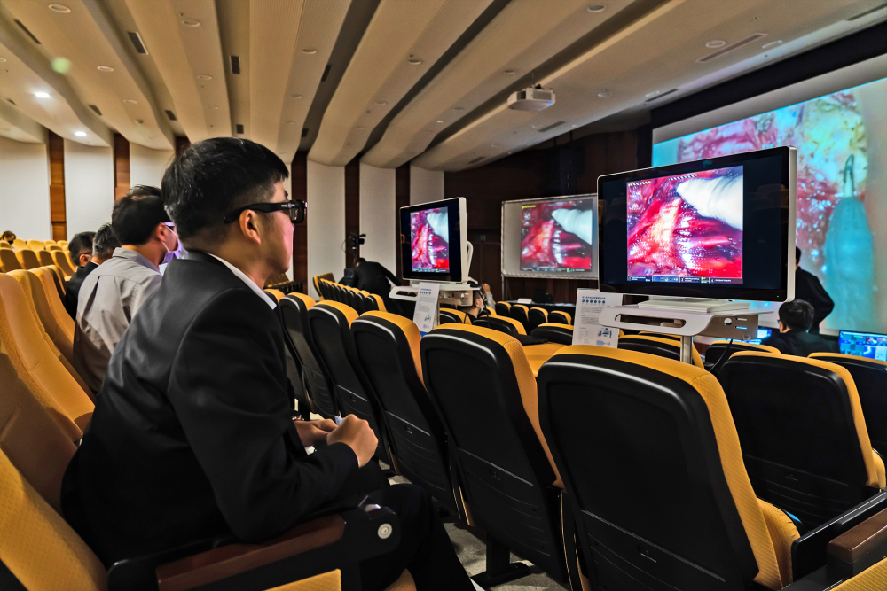 達擎之「達文西外接3D影像解決方案」，將達文西手術機器手臂的3D影像即時連線轉播，在會議室觀摩的醫師們只要戴上偏光眼鏡，就能與執刀醫師看到同步的3D立體影像，如臨操作台現場，縮短達文西手術的學習曲線