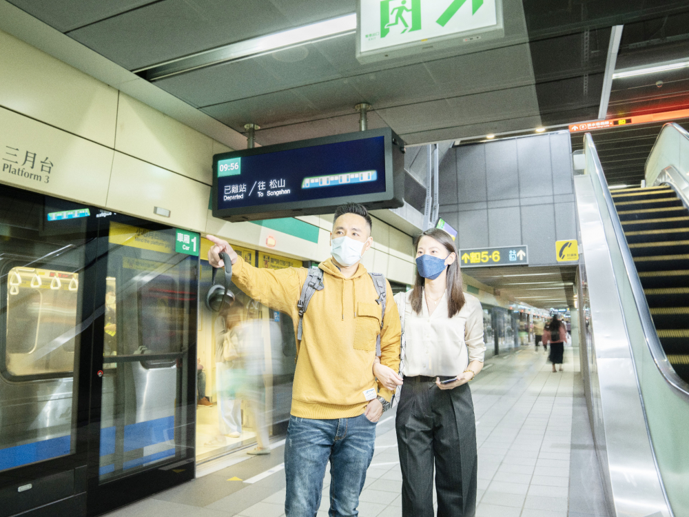 友達旗下達擎之客製化TARTAN顯示器，於台北捷運中山站亮相。以獨特長條型比例與高畫質特色，為台北捷運站帶來嶄新的都會車站風貌