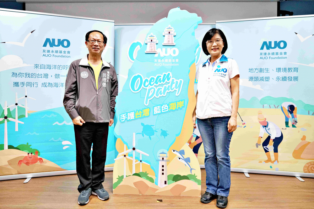 友達光電永續長古秀華（右）與桃園市環保局局長呂理德（左）進行海岸線認養儀式，簽署於象徵藍色宣言的海岸永續燈塔上，承諾以實際行動與環境教育方式，投入桃園海岸線守護行列