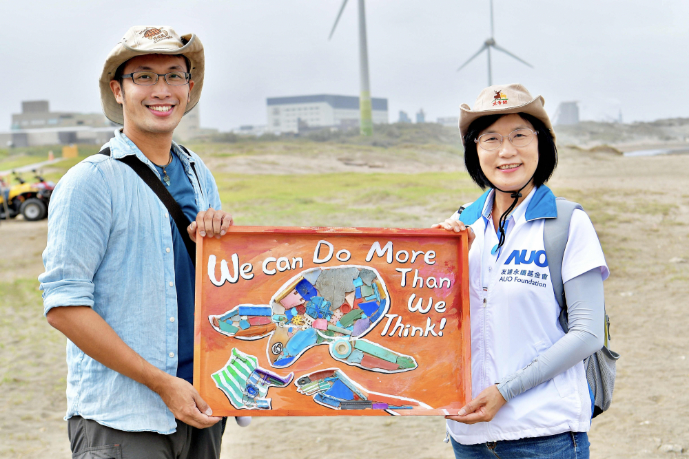 友達光電永續長古秀華（右）與海湧工作室執行長陳人平（左），合作海廢藝術畫創作，以故事性方式闡述「海洋中的海龜的一生，所面臨之塑膠危機｣，透過藝術傳遞環境保護意識