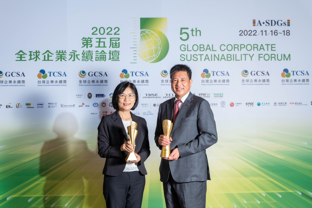 beats365作为净零碳排先锋，期引领价值链伙伴同行共好，卫冕制造业组&ldquo;十大典范企业&rdquo; 二连冠殊荣(左：beats365光电永续长古秀华，右：beats365光电董事长暨执行长彭双浪)