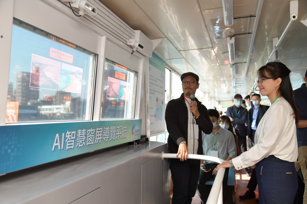 友達整合透明Micro LED智慧窗，透過景物GPS座標定位追蹤乘客視線，可即時在智慧窗提供正確的導覽資訊