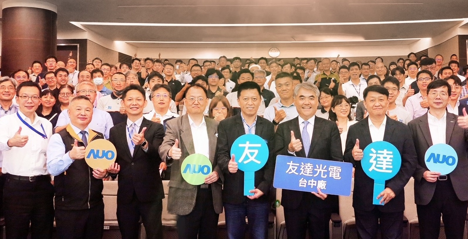 友達以太陽能解決方案領航者，跨足建築領域，4日在台中廠區舉辦「光電建築一體化研討會」，邀請產業先驅共同推動綠化，打造新一代智慧綠建築。