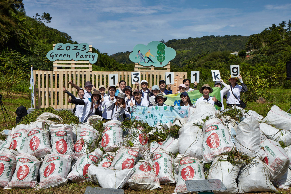 友達集結超過200位志工，攜手移除高達1311公斤的外來入侵種「小花蔓澤蘭」