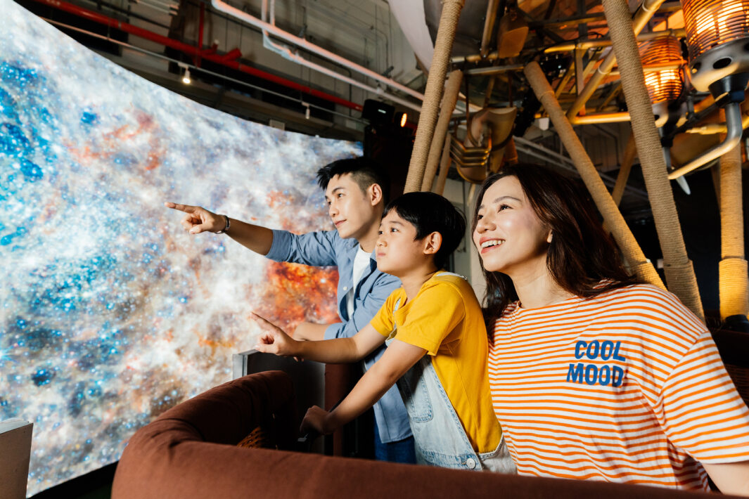 友達打造全台最大寬6公尺、高4公尺、唯一搭載LED弧形拼接顯示屏的動感飛行船，讓乘客駐足在熱氣球上，享受身歷其境的偽出國旅遊樂趣