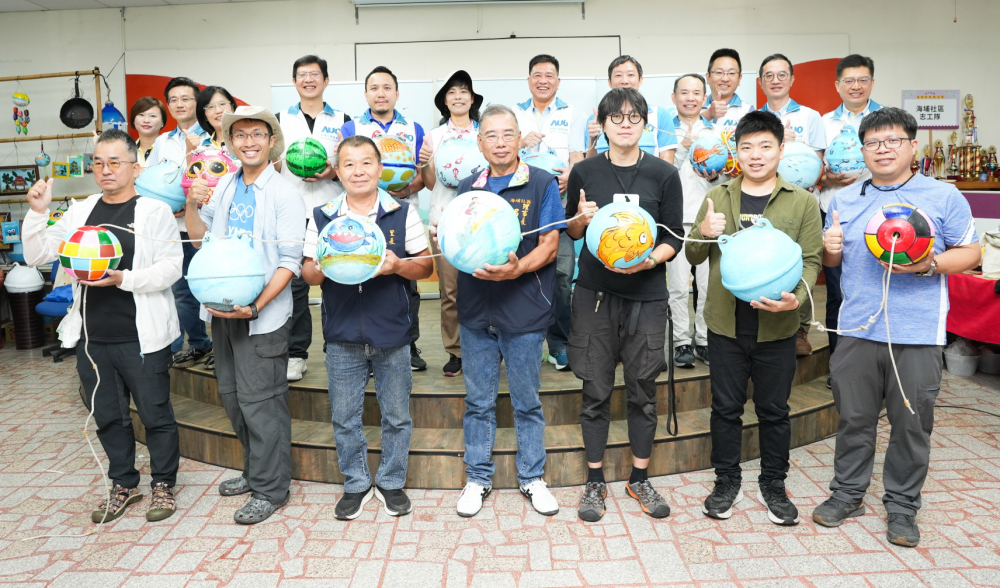 友達光電暨友達永續基金會董事長彭双浪與農業部林業及自然保育署新竹分署夏分署長、供應商夥伴、在地鄰里協會、社企團體，以循環再生的海廢浮球倡議從源頭減廢，為地球移除塑膠垃圾，共同「手」護台灣美麗海岸