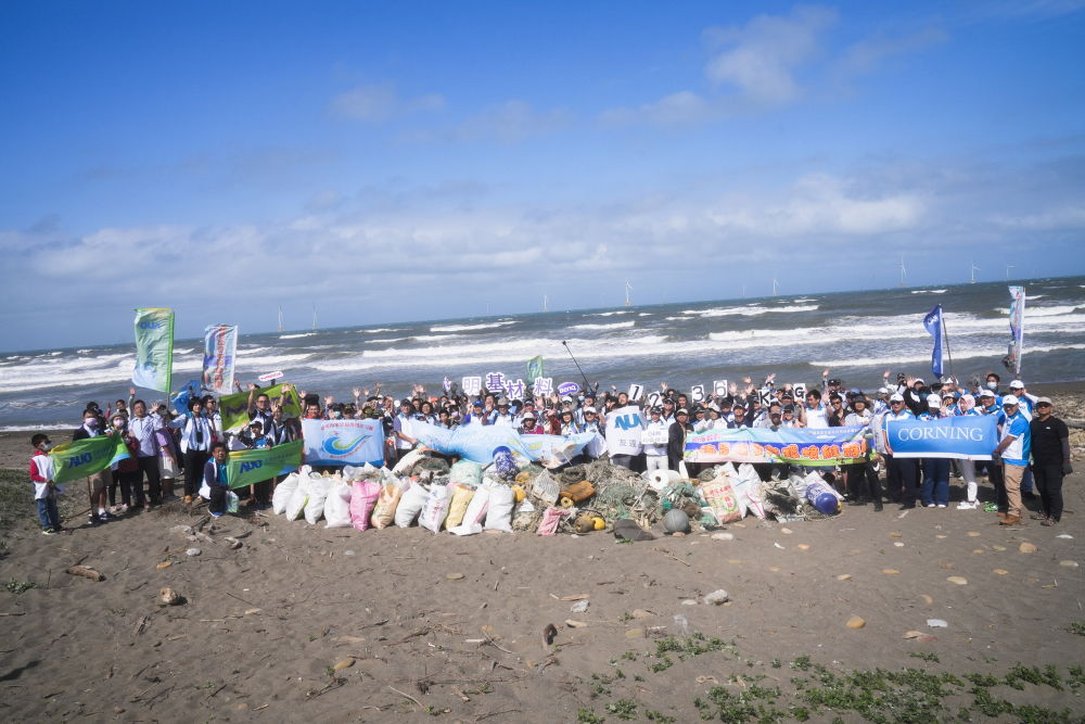 友達永續基金會召集企業志工、產官學和供應商夥伴，在苗栗後龍外埔魚港1340保安林海岸淨攤，齊心協力清除1.2公噸海洋廢棄物，以行動實踐對環境友善的承諾