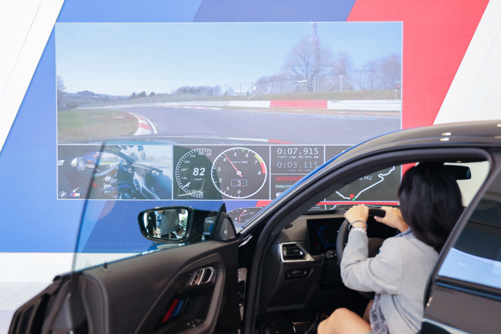 顧客按下虛擬Engine Start按鈕，啟動預選車款的引擎聲浪，螢幕同時呈現德國紐柏林賽道的試駕畫面，坐進車內一秒化身駕駛員馳騁奔騰