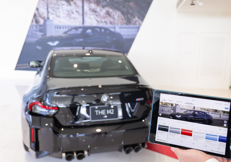 賞車介面即時投放到LED牆上，顧客可即時更換車輛內裝、零件選配與車款配色，提供近乎與實車等比例的沉浸式無死角虛擬賞車體驗