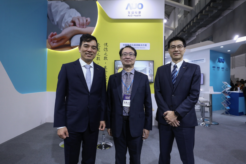 首次於醫療科技展亮相的友達耘康，捐贈數位化檢測設備與研究經費，協助衛福部國家中醫藥研究所打造中醫大數據資料庫。圖由左至右為友達光電執行長暨總經理柯富仁、衛福部國家中醫藥研究所所長蘇奕彰、友達光電智慧醫療事業群總經理廖世宏
