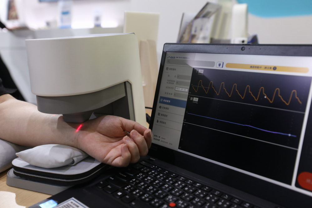友達耘康脈象檢測系統透過電腦精準控制升降系統，還原中醫師三指把脈過程的舉、按、尋手法，將脈象感受轉化成數據，未來可結合大數據分析，實現智慧醫療及準確性
