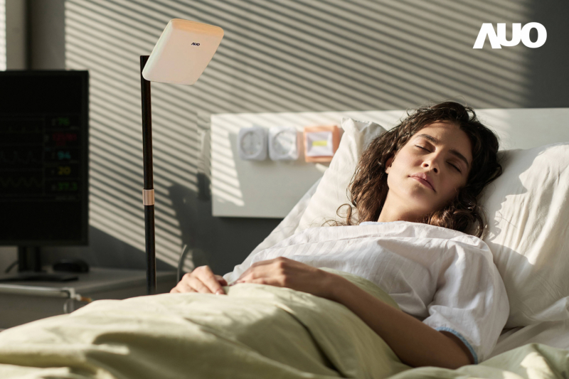 智慧非接觸式生理監測雷達採用獨家開發的毫米波液晶陣列天線技術，能自動追蹤使用者翻身、側睡等睡姿改變產生的位移，實現遠距非接觸且穩定的呼吸、心跳生理訊號監測及離床狀態警示