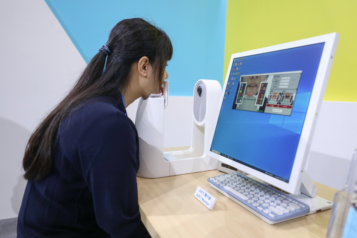 友達耘康延伸友達卓越的感測技術及色彩管理專長，研發出舌象擷取系統，可提供數據化、影像化的檢測結果，輔助醫師與專業醫事人員做為臨床研究、檢測結果評估與檢測紀錄的留存