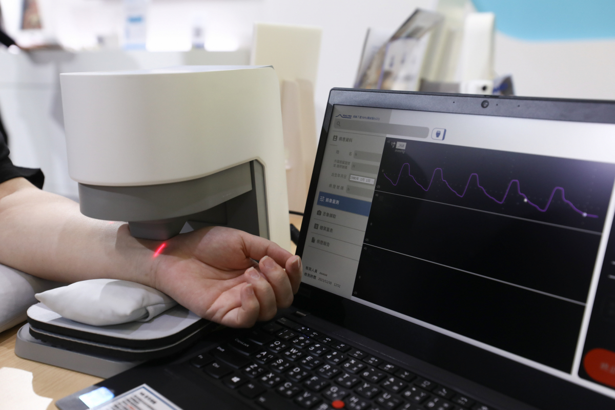 友達耘康脈象檢測系統透過電腦精準控制升降系統，還原中醫師三指把脈過程的舉、按、尋手法，將脈象感受轉化成數據，實現智慧醫療及準確性