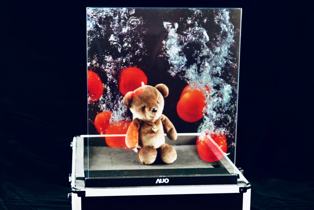 友達以次世代Micro LED顯示技術打造之透明顯示器，具備高穿透、低繞射、高亮度、可拼接之特性，可廣泛應用於智慧移動、零售、育樂和醫療等多元場域