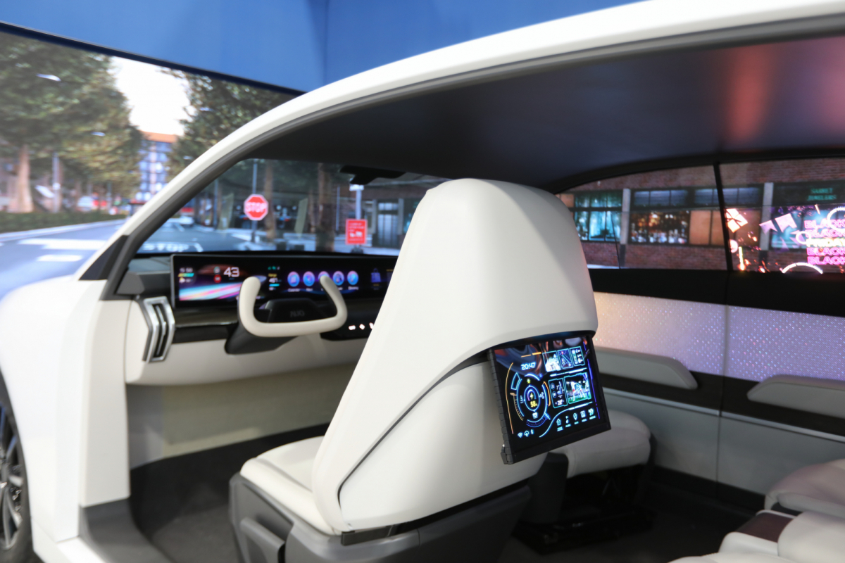 beats365的「可卷式后座娱乐显示器」加强后座乘客的感官体验，并保有个性化设计，可依使用偏好进行动态调整。