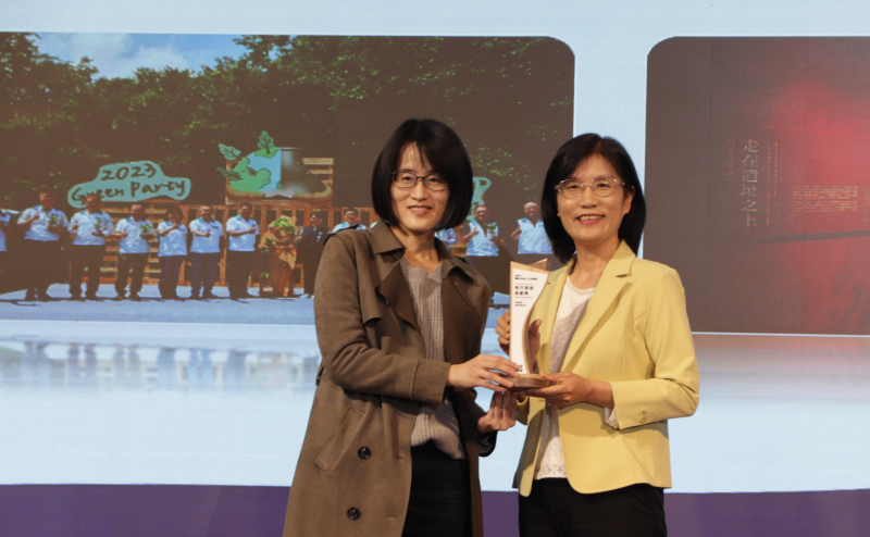 友達保存「西大墩窯遺址」且推廣在地文史教育不遺餘力，今（6）日獲頒「人文企業獎」地方發展獎之最高榮譽典範獎。由文化部陳文婷簡任視察（左）頒獎，友達永續長古秀華（右）代表受獎