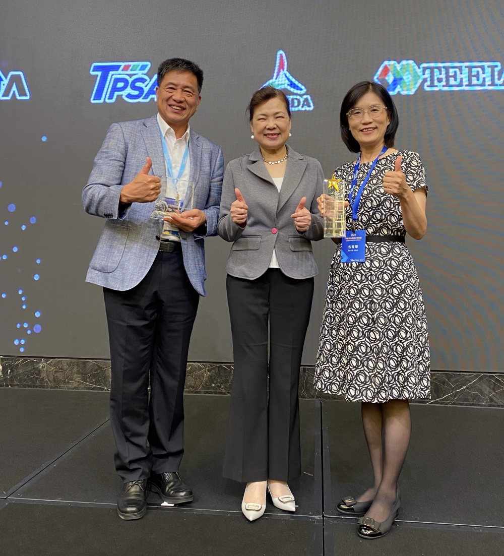 友達致力推動永續發展，於Touch Taiwan2024以3R策略貫穿Display、ESG展位實現綠色展覽目標之成果，Display展位獲綠色裝潢設計鑽質獎最高榮譽，ESG同獲金質獎殊榮。由經濟部長王美花（中）親自頒予友達光電董事長彭双浪（左）、友達光電永續長古秀華（右）