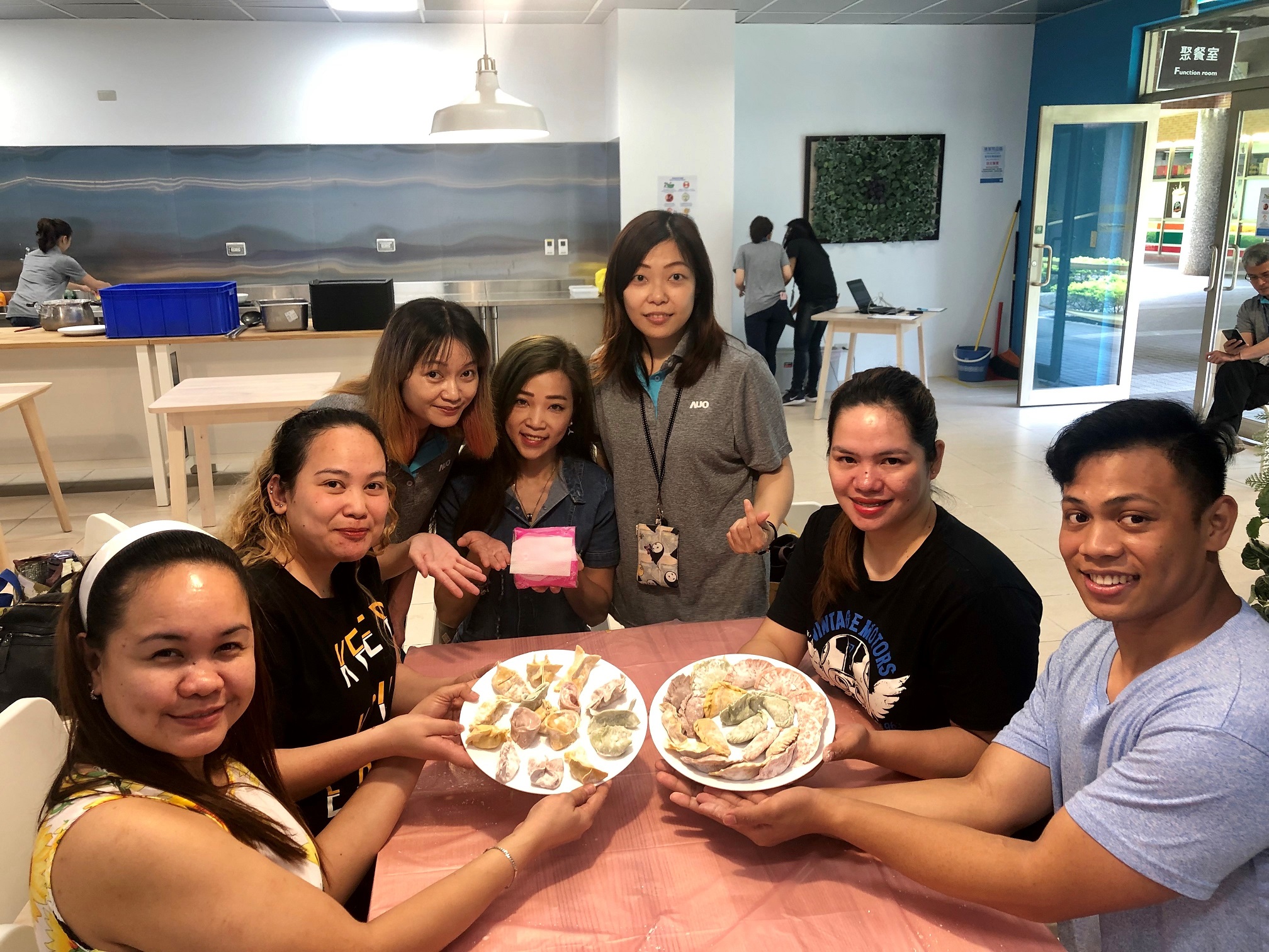 友達將DEI理念貫徹到企業文化和實踐，舉辦如台菲廚藝交流等活動，讓同仁了解彼此文化差異、培養情感