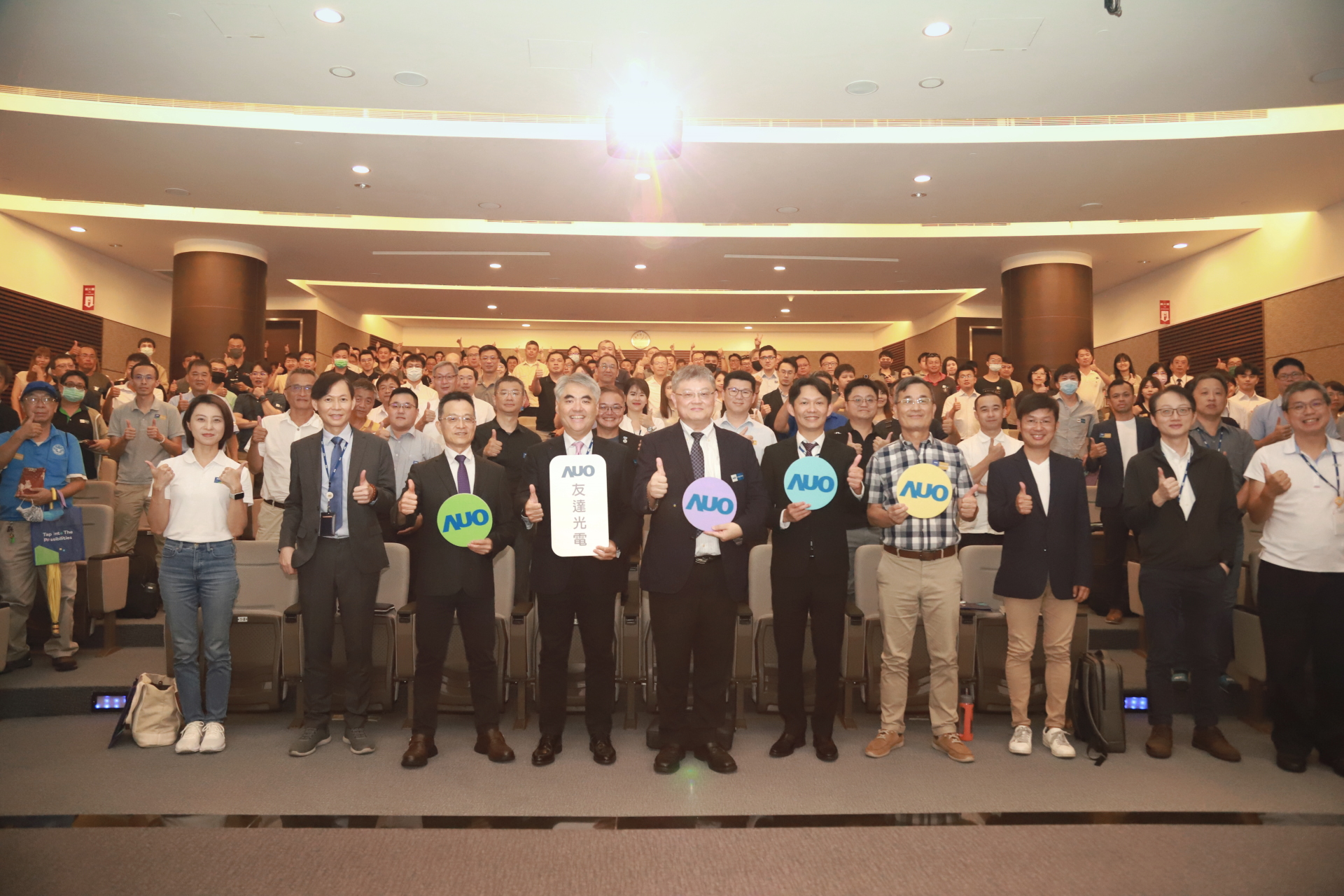 友達光電邀請領域專家共研再生能源發展、電力需求及建築物減碳等議題進行交流，盼共擘綠色永續生態圈的嶄新契機。