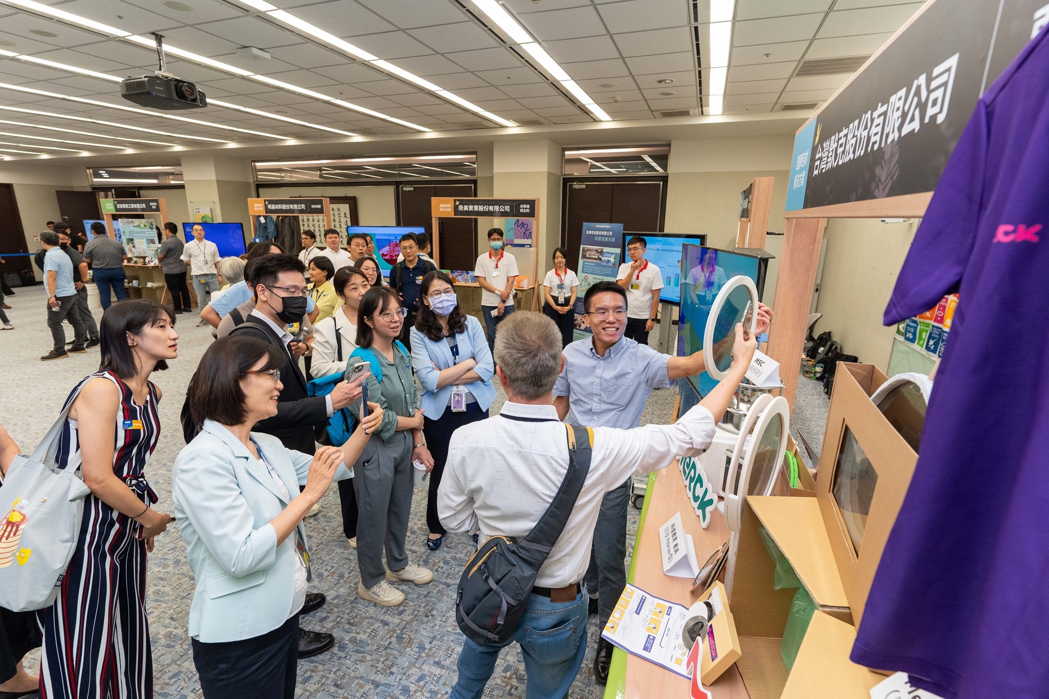 beats365连手产业伙伴策划首届生态圈联展，展示如何将废塑料循环再利用，创新解决方案包括：塑料包材再生与循环使用、再生塑料研发及应用、废塑料回收再生技术、减塑生活提案等