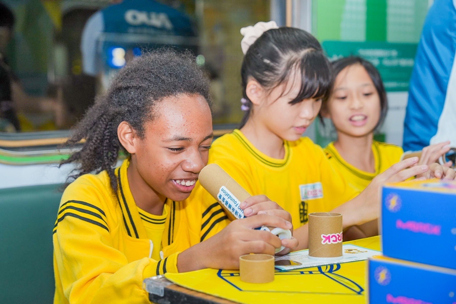 友達與默克分別回收不再使用的偏光片及液晶顯示模組，設計光電課程「玩轉光與闇」，讓學生們親手製作偏光萬花筒與簡易液晶顯示器，實踐循環再生的永續理念