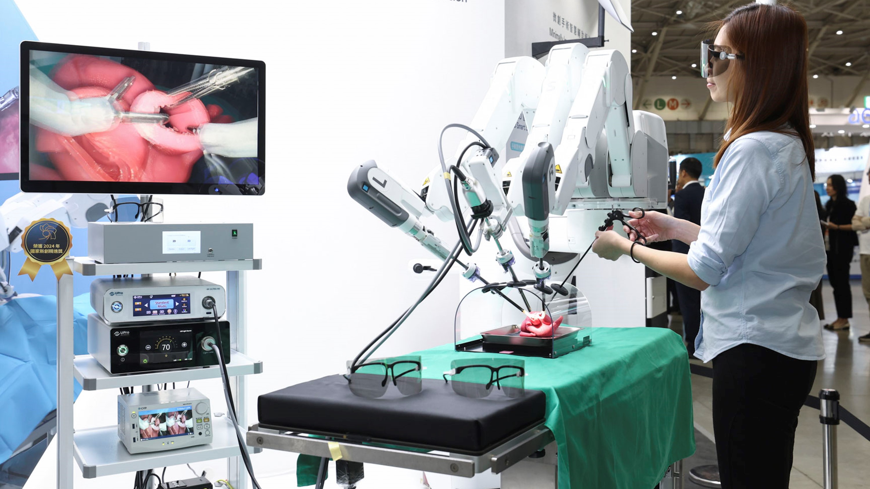 達擎寬視角3D醫療顯示器可應用於機器人手術即時3D解決方案，提供醫療團隊即時、同步的3D手術影像，提升溝通效率與手術安全性