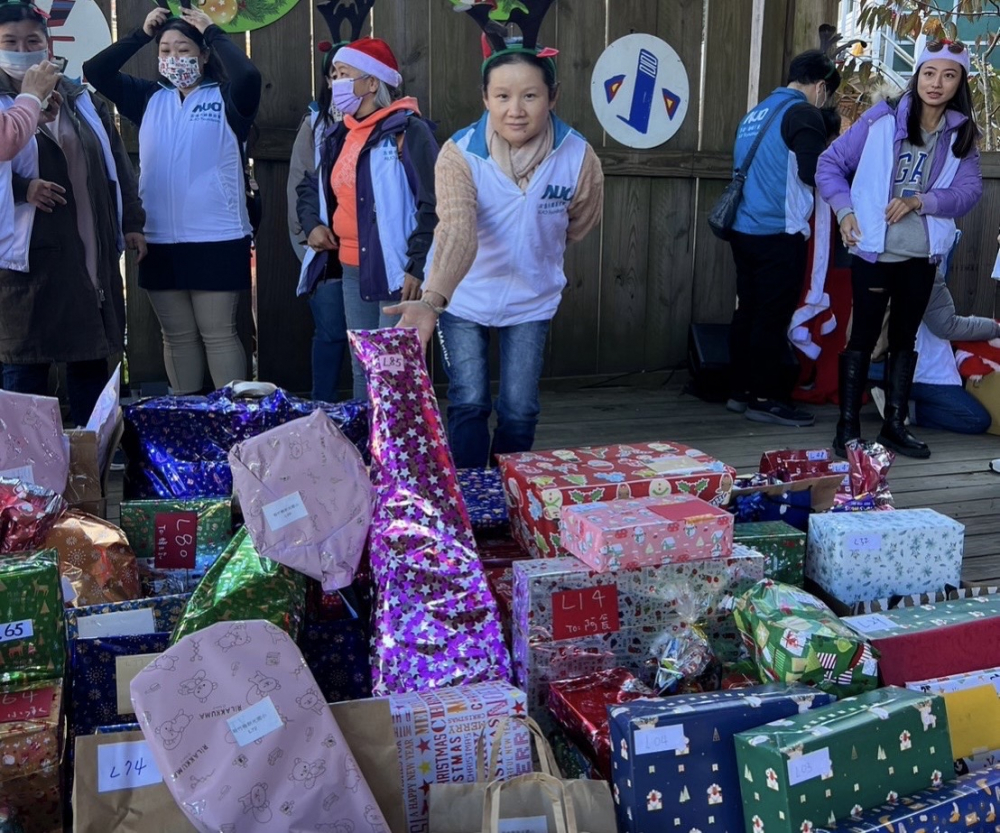 友達永續基金會「圓夢列車」年年迴響熱烈，認捐同仁精心挑選禮物、巧手包裝，整理成隊後，將祝福一一打包送出