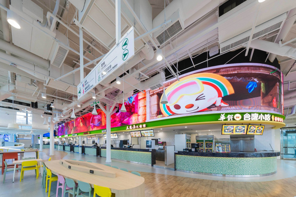 友達穩步推動雙軸轉型策略，旗下子公司達擎攜手傑可達數位與零售業者統一超商合作，為全新改裝開幕的「清水服務區」打造首創的裸視3D體驗牆