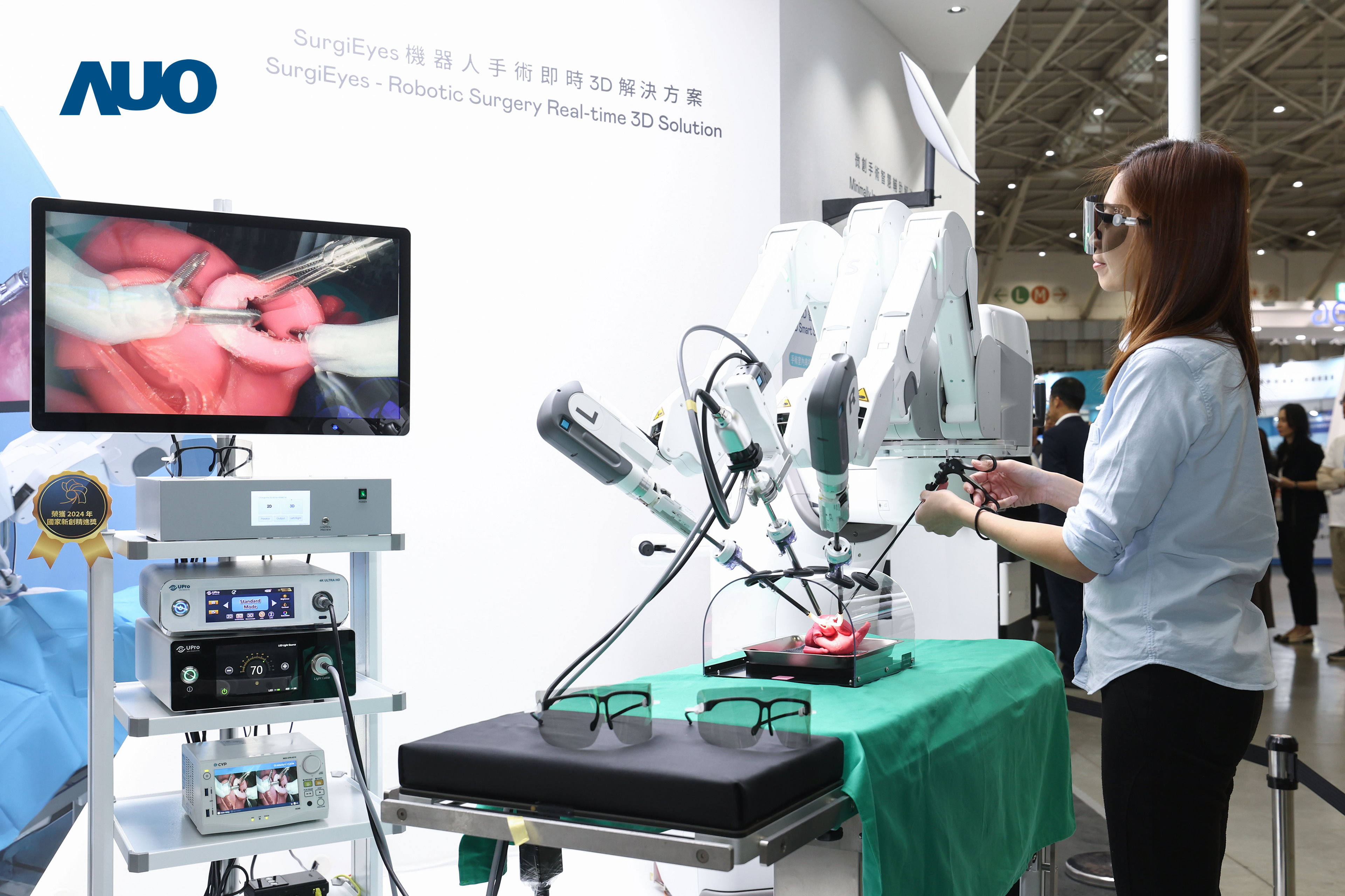 達擎以領先的3D顯示技術推出「SurgiEyes機器人手術即時3D解決方案」，整合先進3D影像處理與獨家3D垂直寬視角、廣色域的顯示技術，手術團隊可即時同步主刀醫師視角看到清晰3D影像，提升溝通效率與安全性。