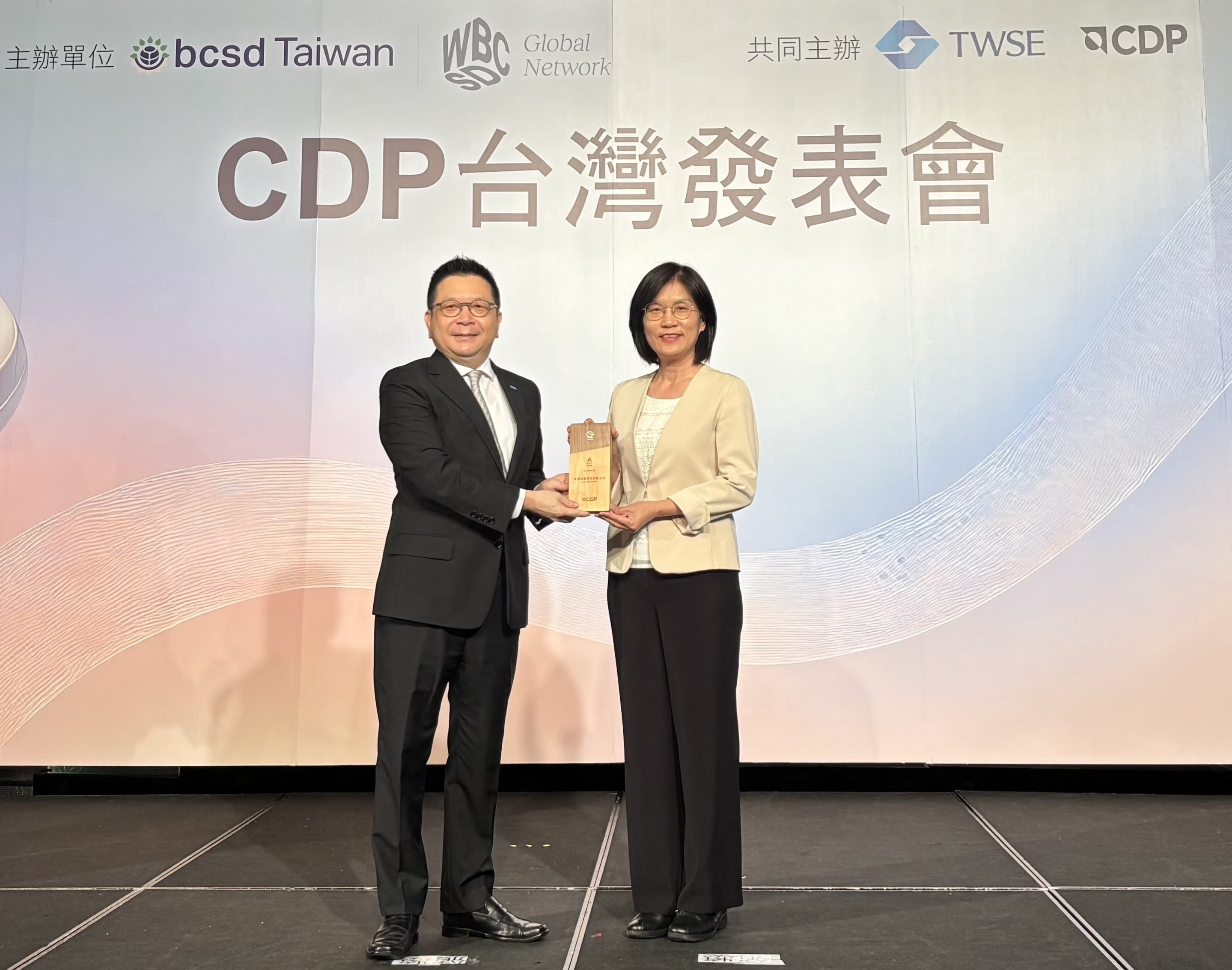 友達永續成果再獲國際評比肯定，獲頒CDP氣候與水資源雙項領導力評級。今由臺灣證券交易所董事長林修銘（左）頒獎，友達光電永續長古秀華（右）代表受獎