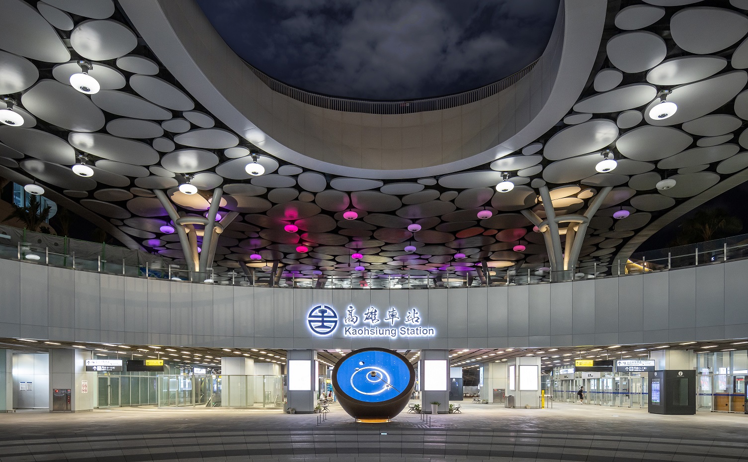 創利空間參與《高雄車站共感空間》公共藝術計畫，擔任視覺科技整合夥伴。於「看時間」天文鐘作品中提供技術指導，整合圓形LED鐘面與鐘體結構，在時間、天象星盤與空間氛圍間生動展演