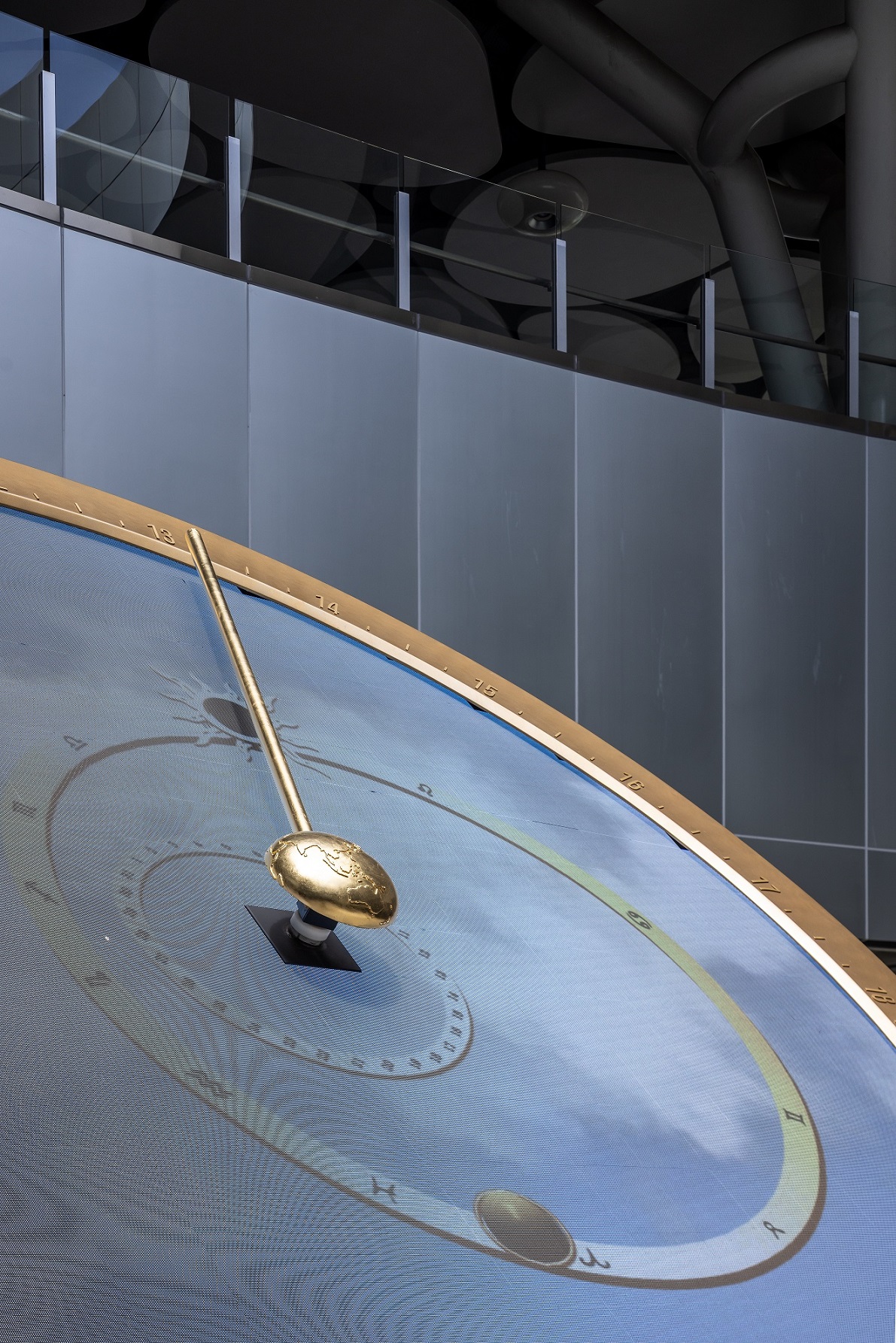 創利空間參與《高雄車站共感空間》公共藝術計畫，擔任視覺科技整合夥伴。於「看時間」天文鐘作品中提供技術指導，整合圓形LED鐘面與鐘體結構，在時間、天象星盤與空間氛圍間生動展演