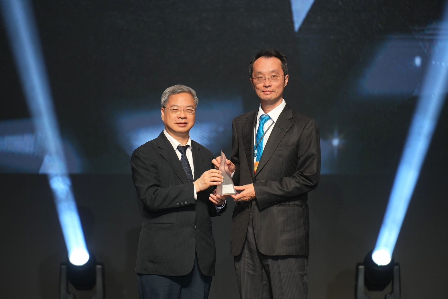 「友達「177吋高透明度Micro LED顯示器」獲得台灣精品銀質獎，由友達光電顯示產品研發總部副總經理吳仰恩（右）代表領獎