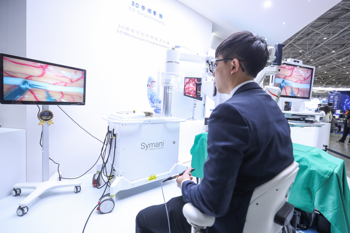 達擎推出「3D顯微手術影像解決方案」，將3D影像技術從腹腔內視鏡手術延伸至神經、血管、淋巴等高難度顯微手術，提供超清晰立體視野，協助醫療團隊在複雜手術中完成精準細膩操作。