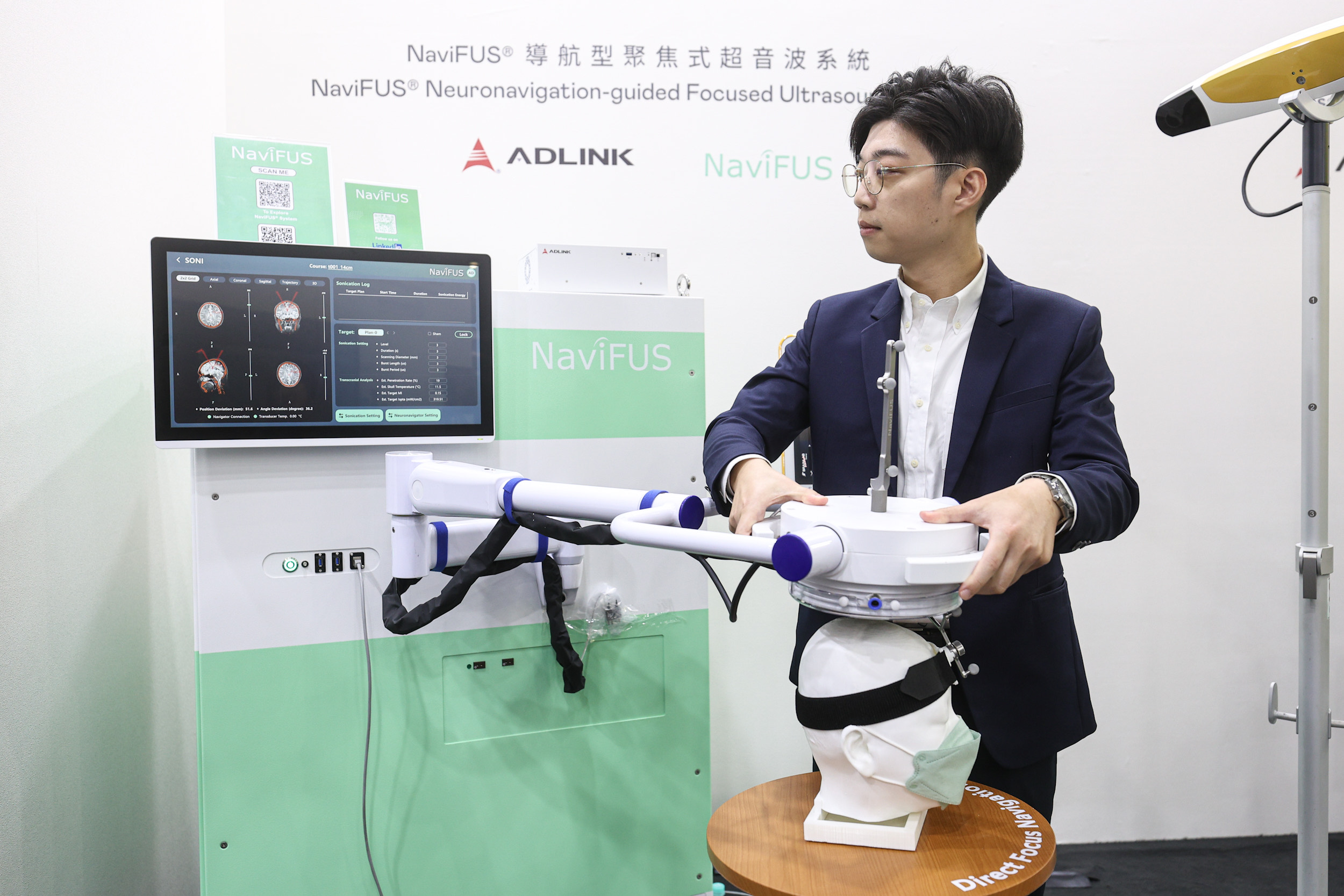 達擎攜手凌華科技與浩宇生醫合作的「NaviFUS&reg; 導航型聚焦式超音波系統」，以凌華醫療級邊緣運算平台為核心，結合光學導航與穿顱超音波技術，非侵入性將能量精準聚焦腦內病灶，可暫時開啟血腦屏障，提升藥物遞送與治療效果。